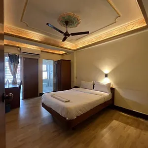 3* Hotel Trekkers